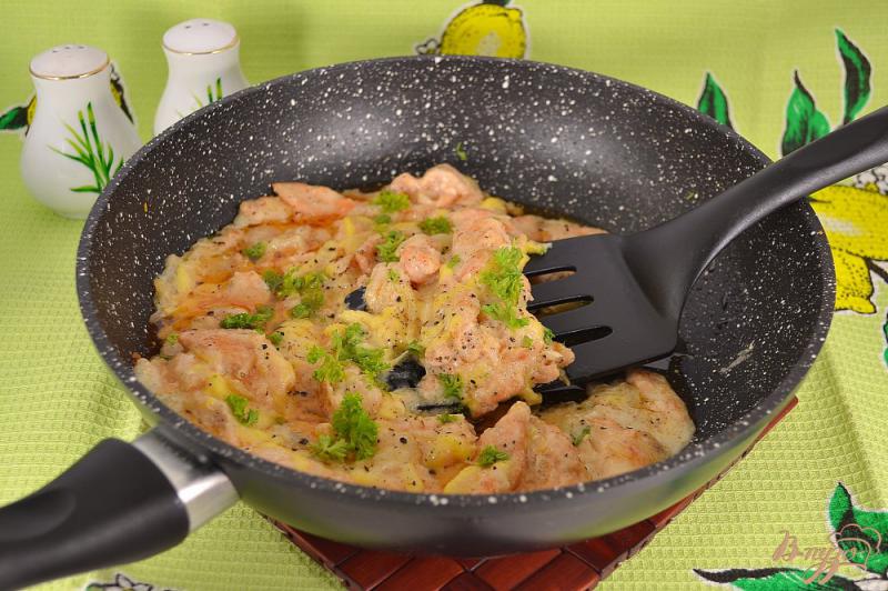 Фото приготовление рецепта: Обрезь семги в сливочном соусе с сыром шаг №7