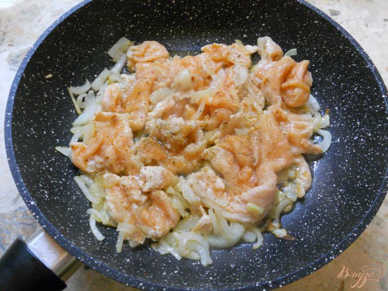 Фото приготовление рецепта: Обрезь семги в сливочном соусе с сыром шаг №3