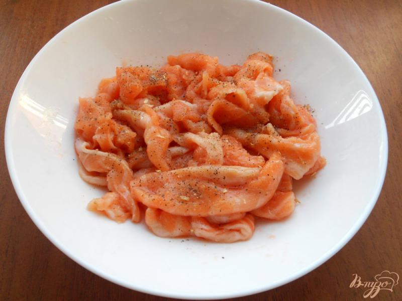 Фото приготовление рецепта: Обрезь семги в сливочном соусе с сыром шаг №1