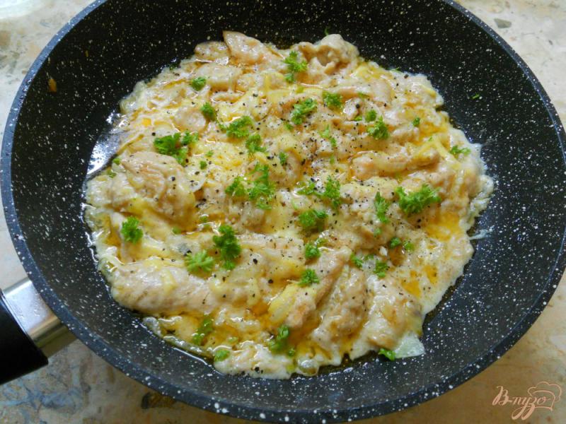 Фото приготовление рецепта: Обрезь семги в сливочном соусе с сыром шаг №6