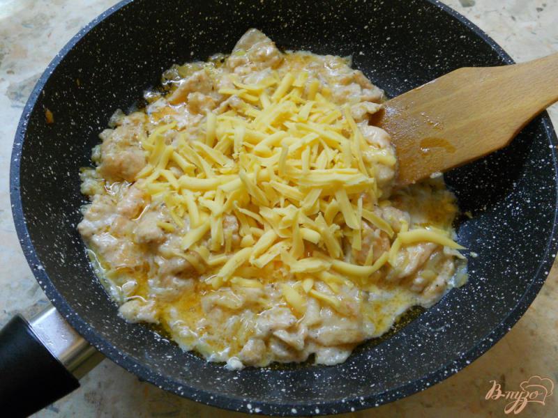 Фото приготовление рецепта: Обрезь семги в сливочном соусе с сыром шаг №5