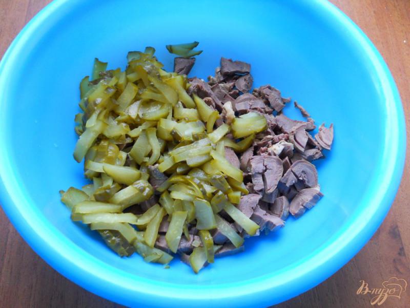 Фото приготовление рецепта: Салат с индюшиными сердечками и грибами шаг №2