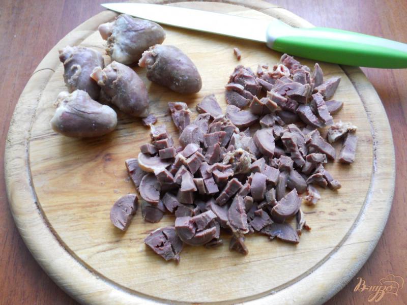 Фото приготовление рецепта: Салат с индюшиными сердечками и грибами шаг №1