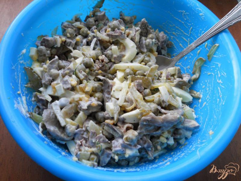 Фото приготовление рецепта: Салат с индюшиными сердечками и грибами шаг №5