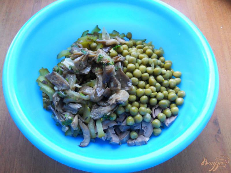Фото приготовление рецепта: Салат с индюшиными сердечками и грибами шаг №3