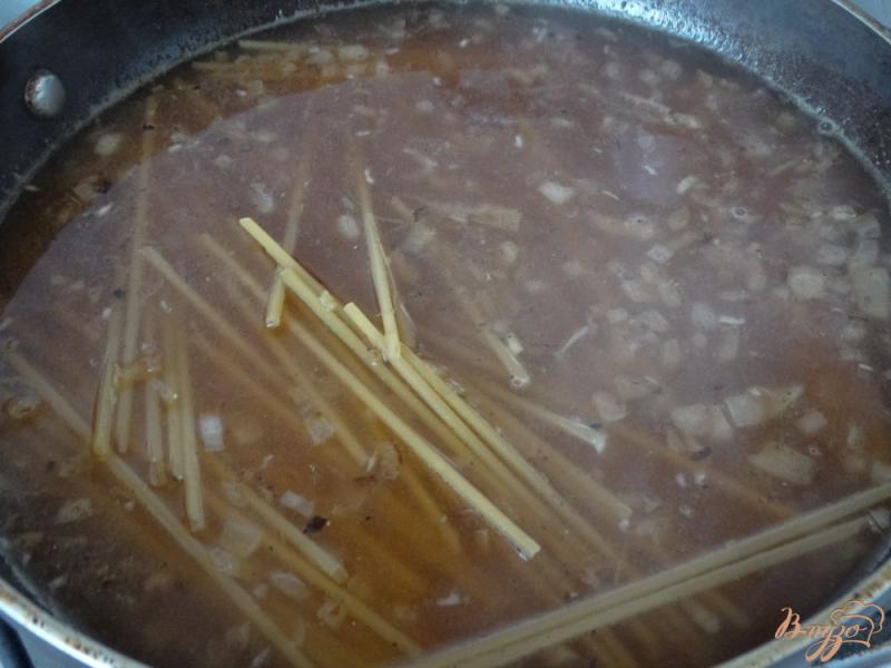 Фото приготовление рецепта: Букатини в томатном соусе шаг №5