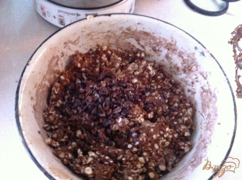 Фото приготовление рецепта: Шоколадное овсяное печенье с кусочками шоколада шаг №3