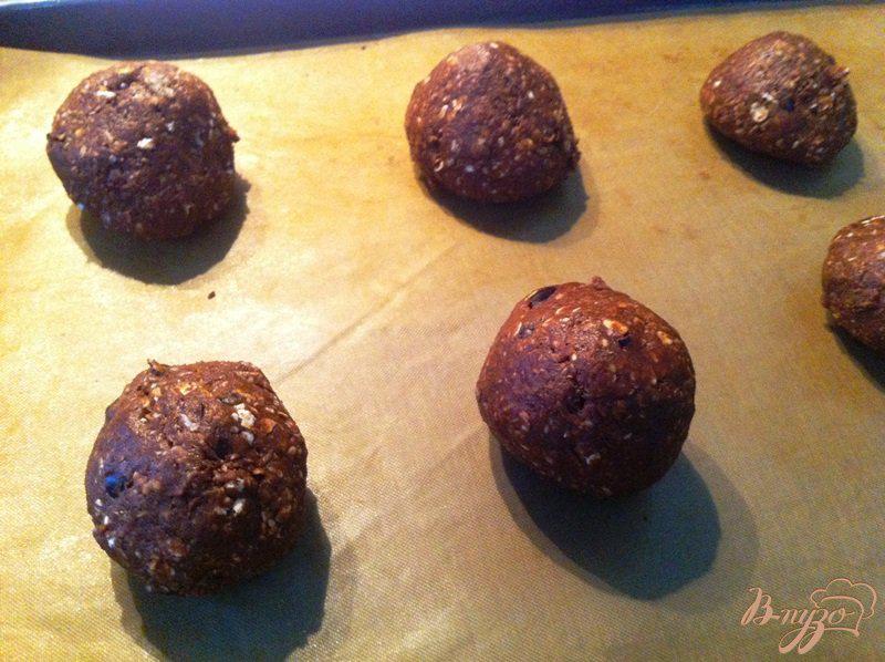 Фото приготовление рецепта: Шоколадное овсяное печенье с кусочками шоколада шаг №4