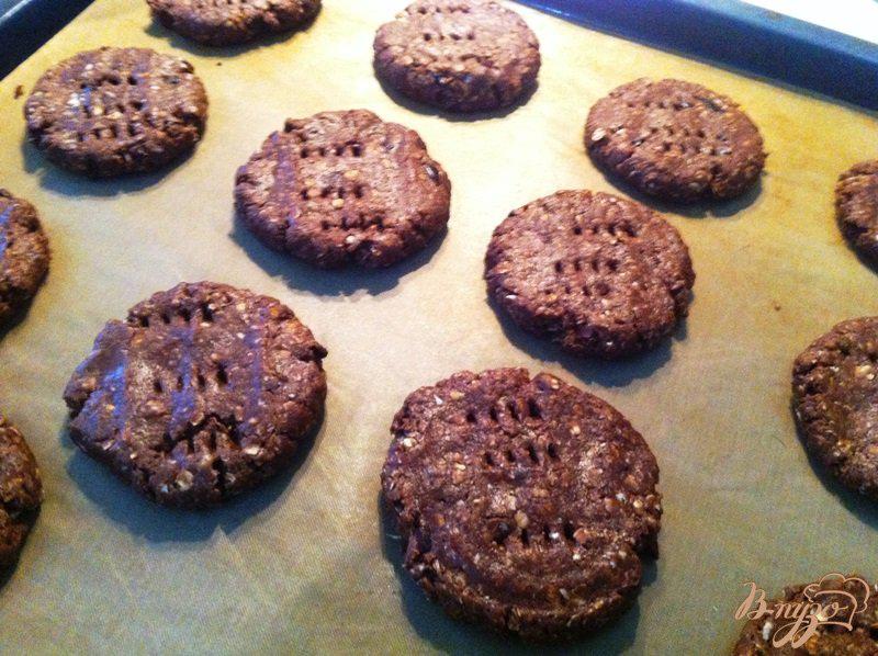 Фото приготовление рецепта: Шоколадное овсяное печенье с кусочками шоколада шаг №5