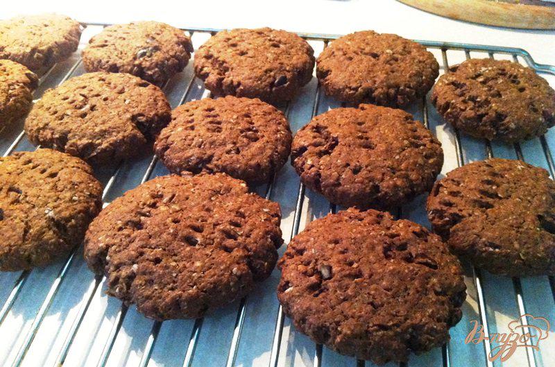 Фото приготовление рецепта: Шоколадное овсяное печенье с кусочками шоколада шаг №7