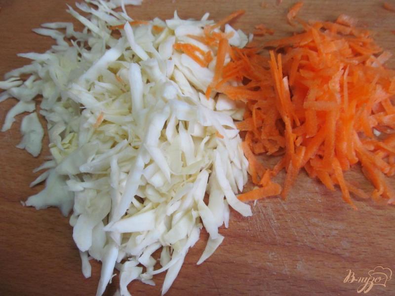 Фото приготовление рецепта: Овощной салат с капустой помидором и кукурузой шаг №1