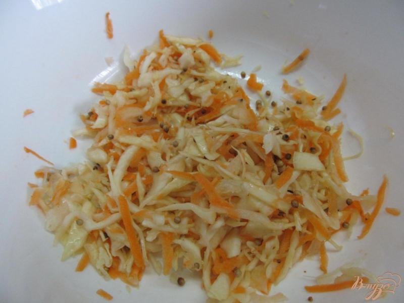 Фото приготовление рецепта: Овощной салат с капустой помидором и кукурузой шаг №2