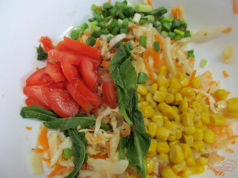 Фото приготовление рецепта: Овощной салат с капустой помидором и кукурузой шаг №3