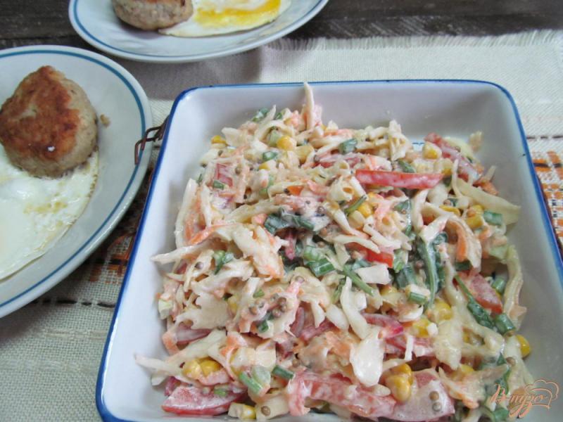 Фото приготовление рецепта: Овощной салат с капустой помидором и кукурузой шаг №5