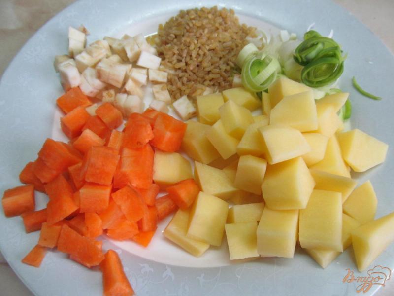 Фото приготовление рецепта: Щавелевый суп с булгуром и редисом шаг №1