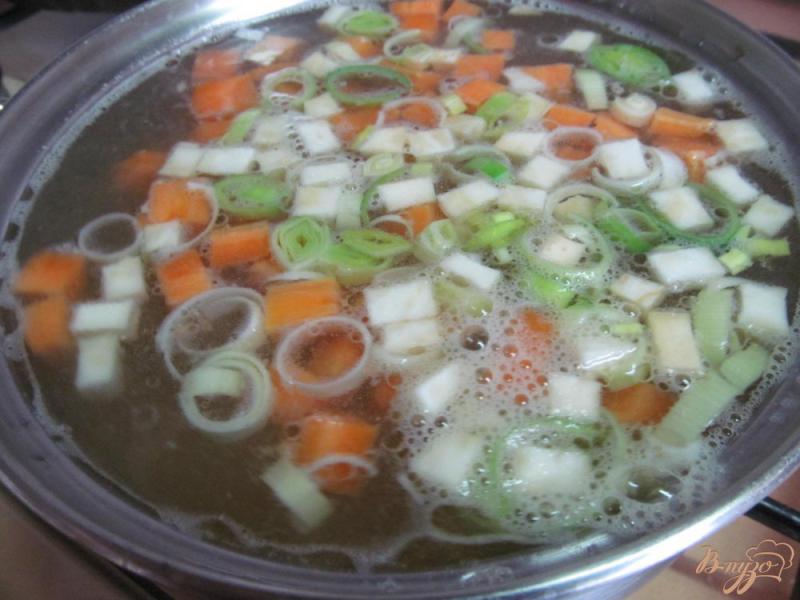 Фото приготовление рецепта: Щавелевый суп с булгуром и редисом шаг №2