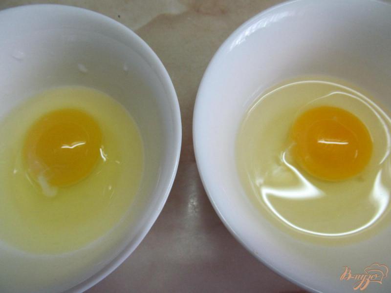 Фото приготовление рецепта: Жареные яйца пашот с фасолью и кус-кусом шаг №2