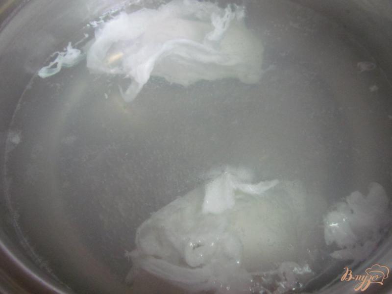 Фото приготовление рецепта: Жареные яйца пашот с фасолью и кус-кусом шаг №3