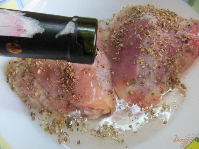 Фото приготовление рецепта: Куриные бедра в белом вине шаг №3