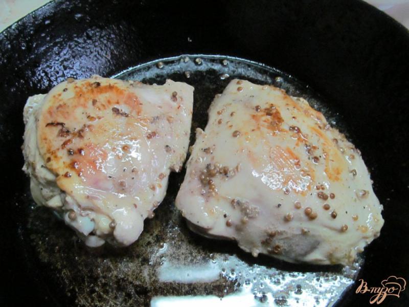 Фото приготовление рецепта: Куриные бедра в белом вине шаг №5