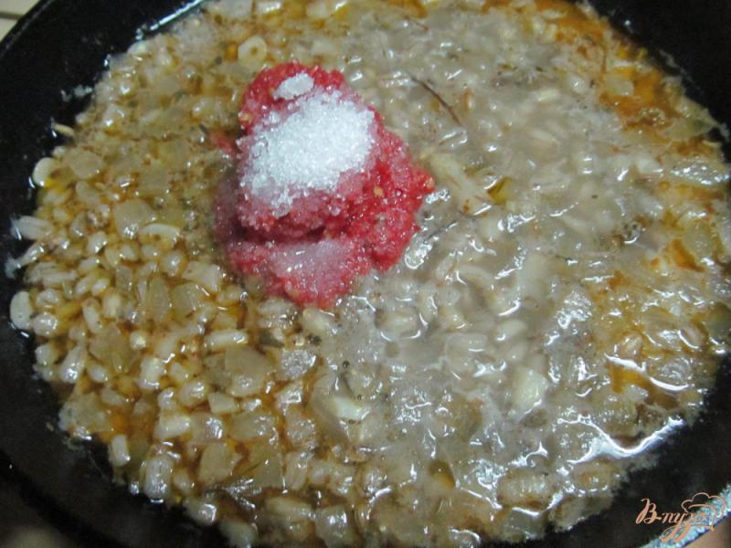 Фото приготовление рецепта: Перловая крупа с сыром фета шаг №5