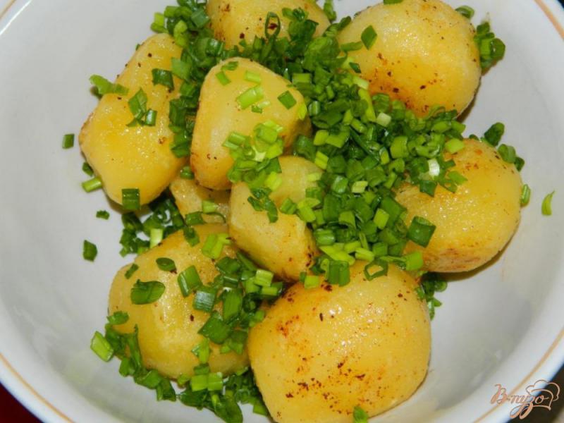 Фото приготовление рецепта: Румяный картофель с зеленью на гарнир шаг №6