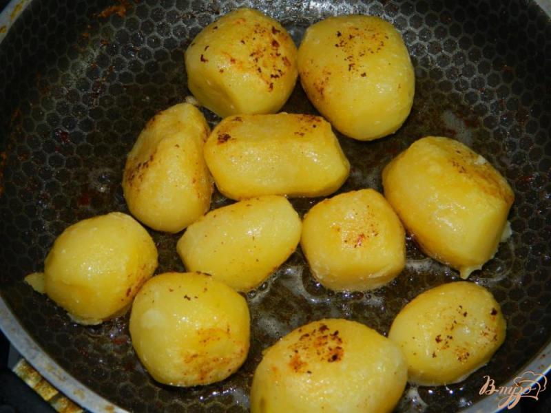 Фото приготовление рецепта: Румяный картофель с зеленью на гарнир шаг №5