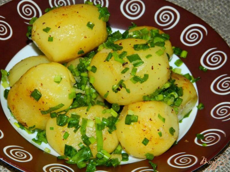 Фото приготовление рецепта: Румяный картофель с зеленью на гарнир шаг №7