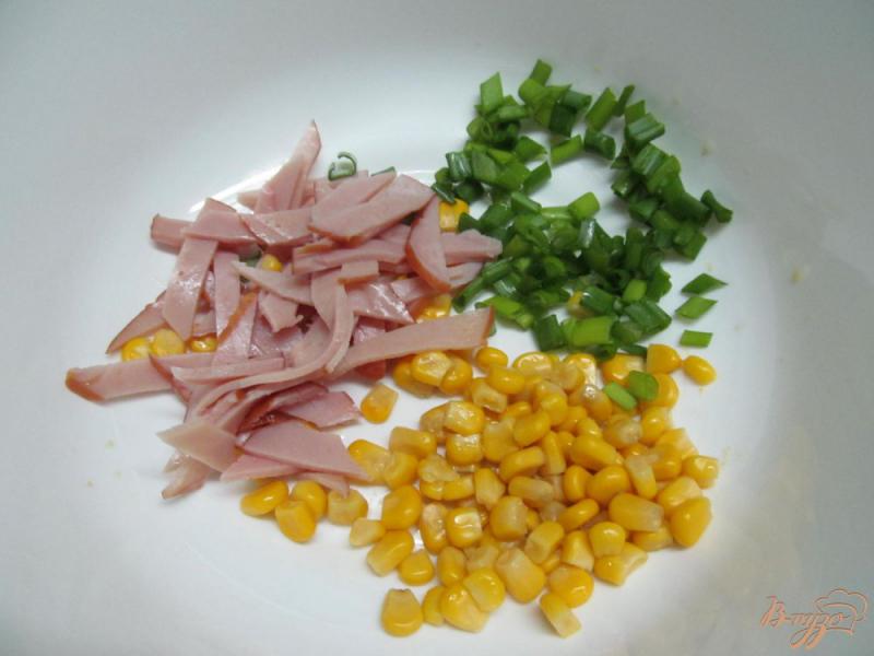Фото приготовление рецепта: Салат с ветчиной кукурузой и фасолью под сыром «янтарь» шаг №1