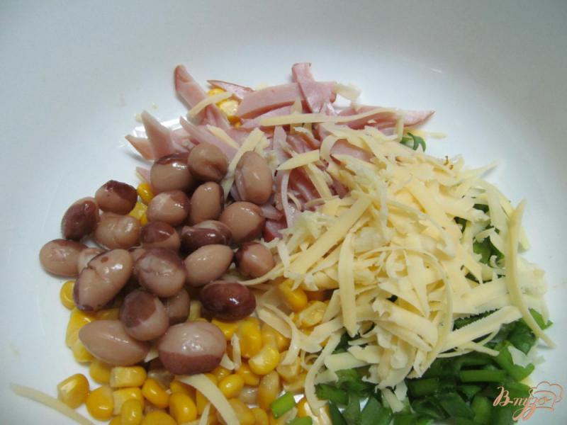Фото приготовление рецепта: Салат с ветчиной кукурузой и фасолью под сыром «янтарь» шаг №2