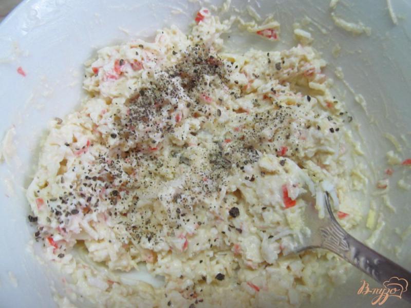Фото приготовление рецепта: Закуска из крабового салата в ветчине шаг №3