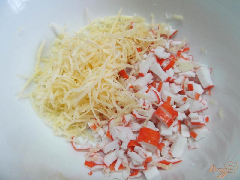Фото приготовление рецепта: Закуска из крабового салата в ветчине шаг №1