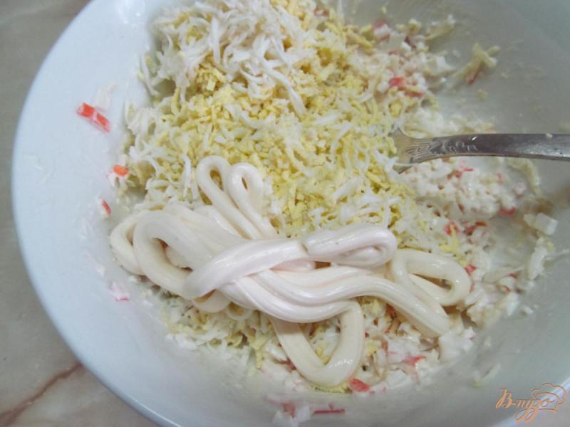 Фото приготовление рецепта: Закуска из крабового салата в ветчине шаг №2