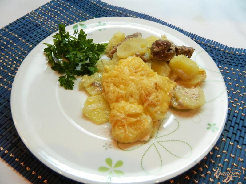 Фото приготовление рецепта: Картофель с мясом и сыром в духовке шаг №10