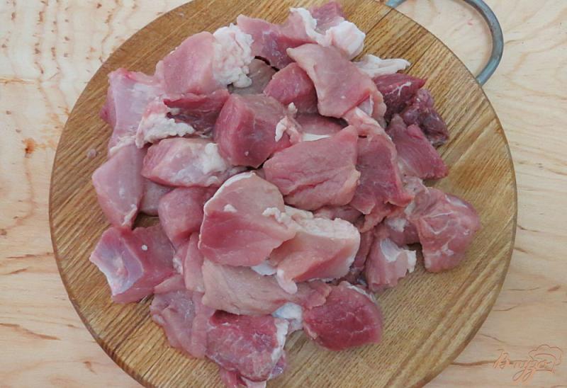 Фото приготовление рецепта: Свинина с фасолью в томатном соусе шаг №4