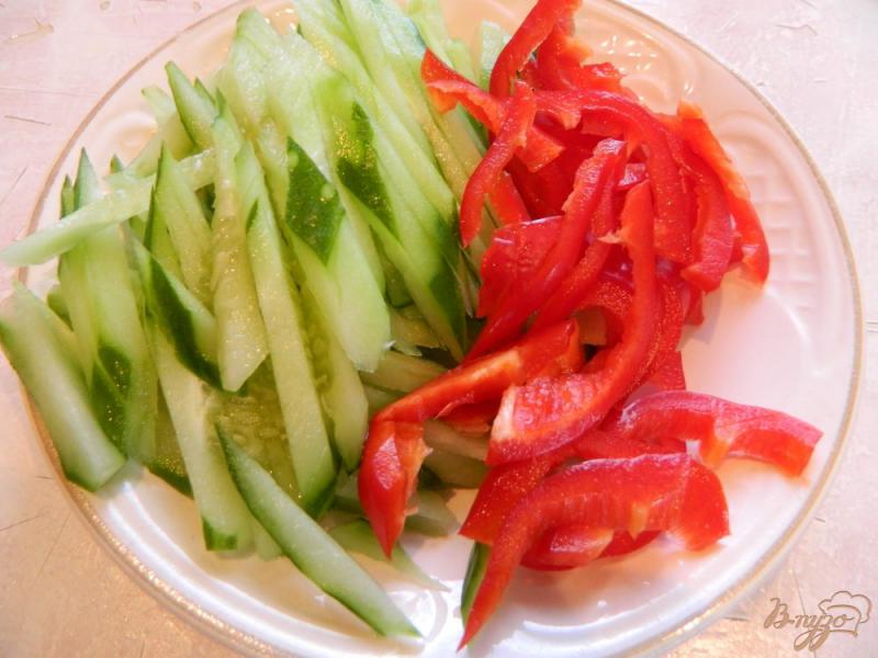 Фото приготовление рецепта: Салат из свежей капусты с перцем и сыром сулугуни шаг №2