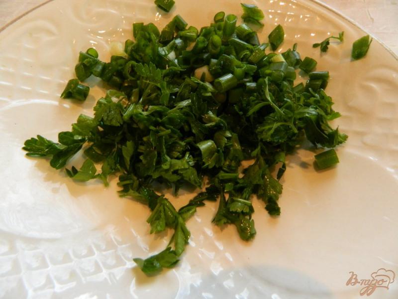 Фото приготовление рецепта: Салат из свежей капусты с перцем и сыром сулугуни шаг №3
