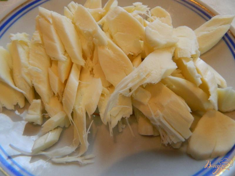 Фото приготовление рецепта: Салат из свежей капусты с перцем и сыром сулугуни шаг №4