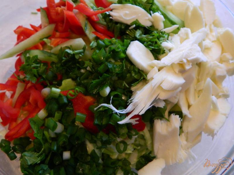 Фото приготовление рецепта: Салат из свежей капусты с перцем и сыром сулугуни шаг №5