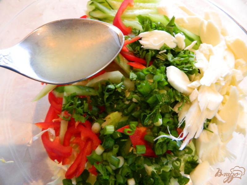 Фото приготовление рецепта: Салат из свежей капусты с перцем и сыром сулугуни шаг №6