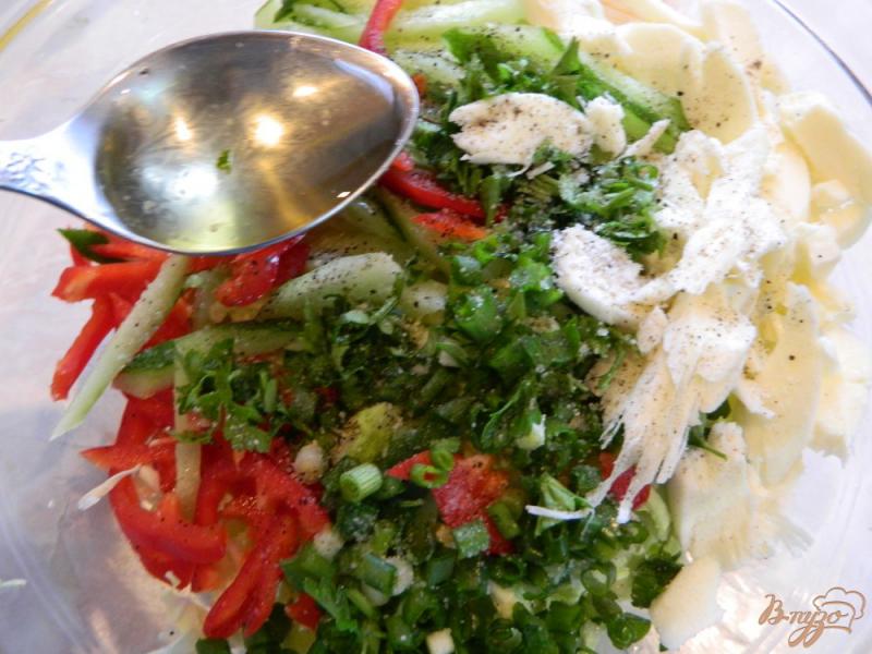 Фото приготовление рецепта: Салат из свежей капусты с перцем и сыром сулугуни шаг №7