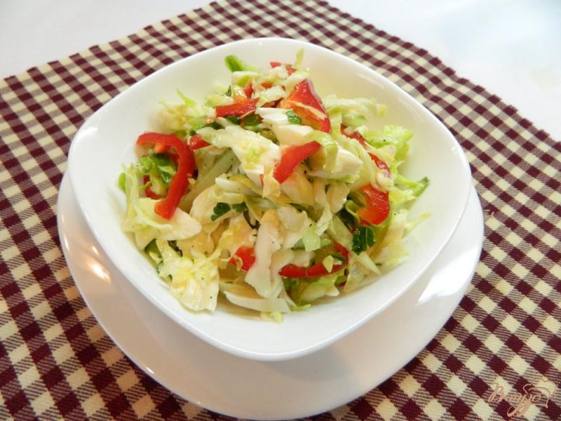 Фото приготовление рецепта: Салат из свежей капусты с перцем и сыром сулугуни шаг №8