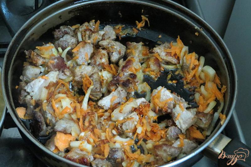Фото приготовление рецепта: Свинина с фасолью в томатном соусе шаг №8