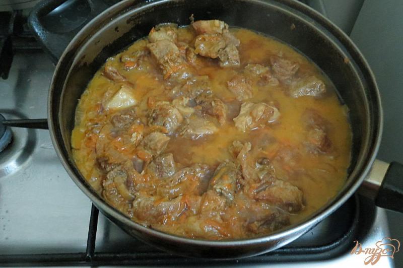 Фото приготовление рецепта: Свинина с фасолью в томатном соусе шаг №9