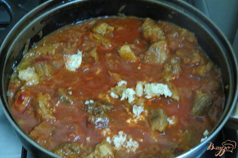 Фото приготовление рецепта: Свинина с фасолью в томатном соусе шаг №10