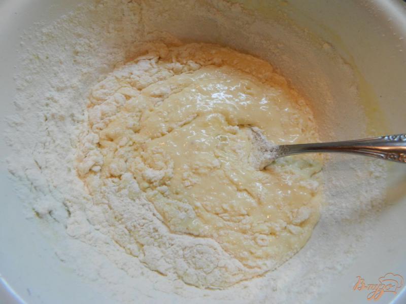 Фото приготовление рецепта: Дрожжевой пирог с моцареллой и брынзой шаг №4