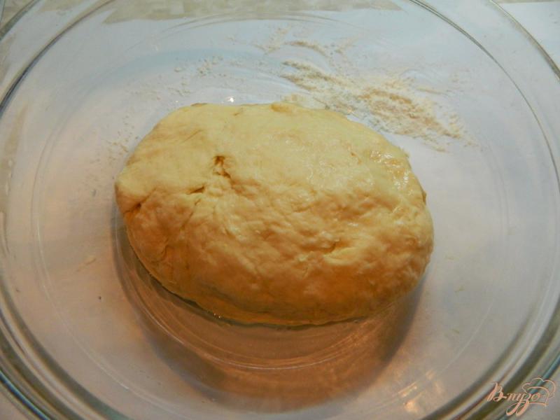 Фото приготовление рецепта: Дрожжевой пирог с моцареллой и брынзой шаг №5