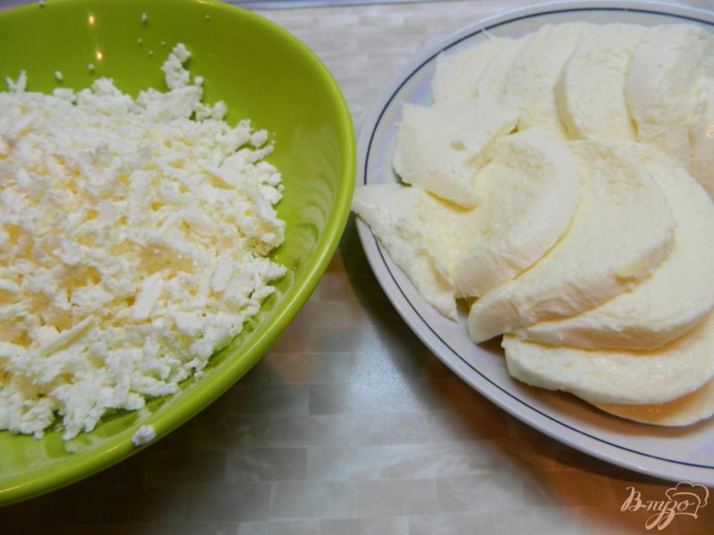 Фото приготовление рецепта: Дрожжевой пирог с моцареллой и брынзой шаг №6