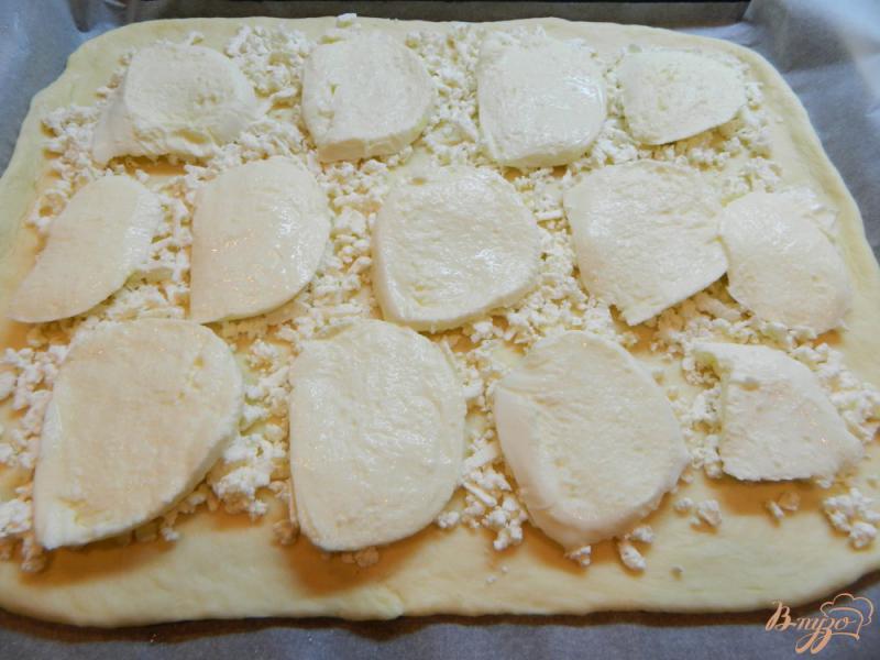Фото приготовление рецепта: Дрожжевой пирог с моцареллой и брынзой шаг №8