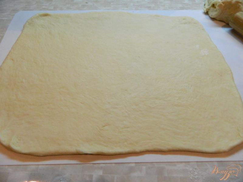 Фото приготовление рецепта: Дрожжевой пирог с моцареллой и брынзой шаг №7